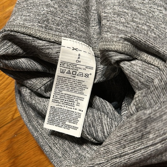 Old Navy - Women’s Highwaisted Active Shorts - Gray - Small - Picture 4 of 7